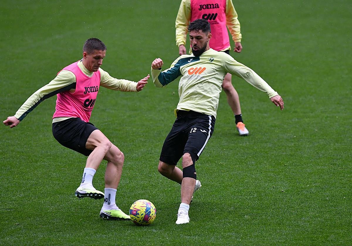 Corpas y Nolaskoain pugnan por el balón en un entrenamiento de esta semana en Ipurua.
