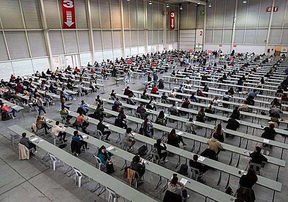 Unos exámenes en el recinto de Ficoba en Irun.