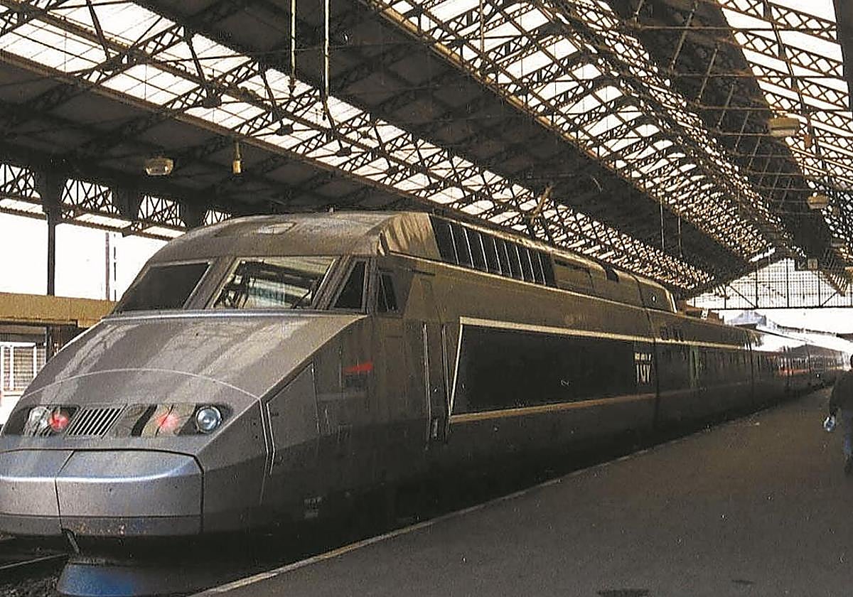 Tren de alta velocidad en la estación de Hendaia