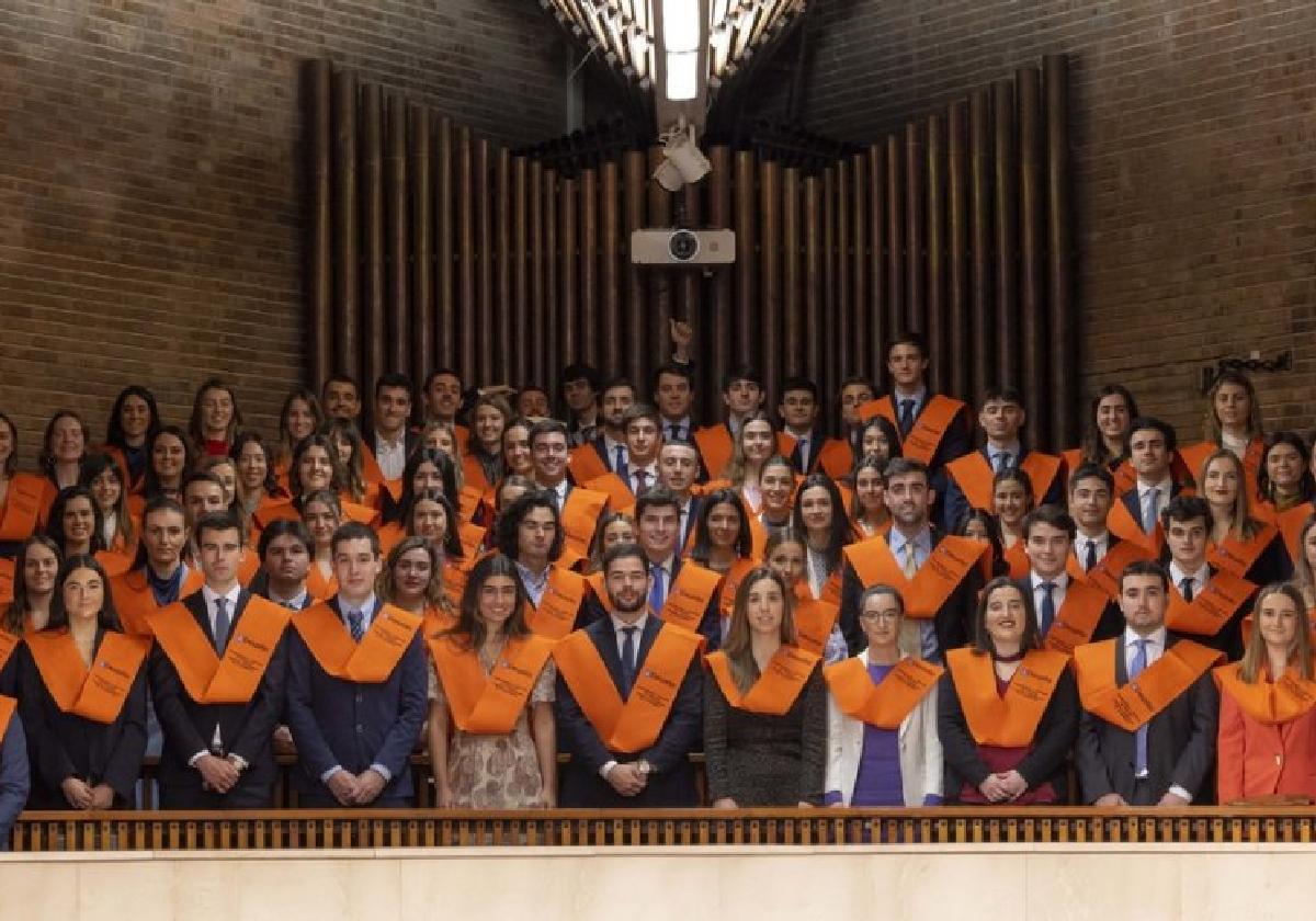 Los alumnos graduados de la facultad de Empresariales posan tras el acto.