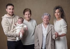 De izquierda a derecha, Noel, el pequeño Martín, Blanca, Felipa y Pili, en la bonita instantánea que recoge el encuentro entre cinco generaciones.