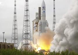 El cohete que transporta la misión Juice, despegando desde la Guayana Francesa.