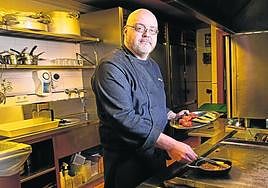 El chef Ixak Salaberria cocinando en los fogones del Fagollaga de Hernani.