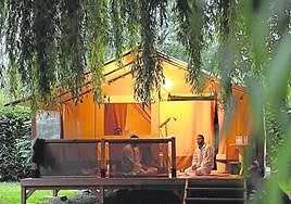 Elena Biain, de Amnistía Internacional; el alcalde Eneko Goia; Josemi Beltrán de Donostia Kultura; y Ion Gambra, director general de Derechos Humanos de la Diputación.