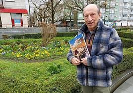 Juan Mari Ansa muestra orgulloso el libro en gran formato que ha elaborado sobre la zona del Circo de Lescun.