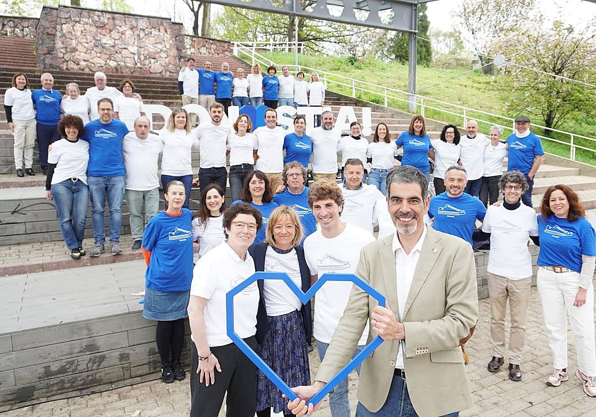 Eneko Goia junto a su equipo de campaña electoral.