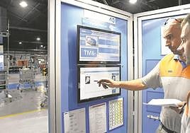 Trabajadores de la firma industrial GKN Driveline de Zumaia, que fabrica piezas de automoción.