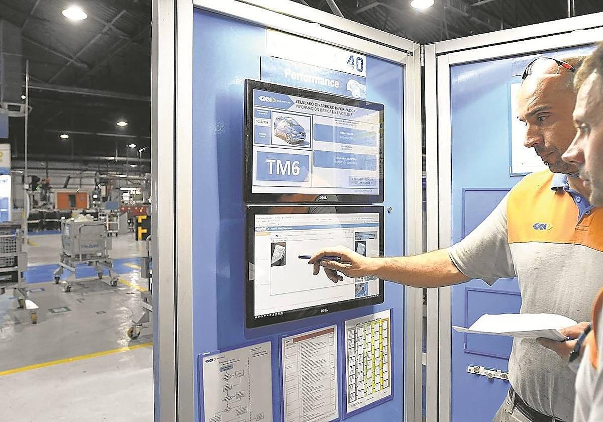 Trabajadores de la firma industrial GKN Driveline de Zumaia, que fabrica piezas de automoción.
