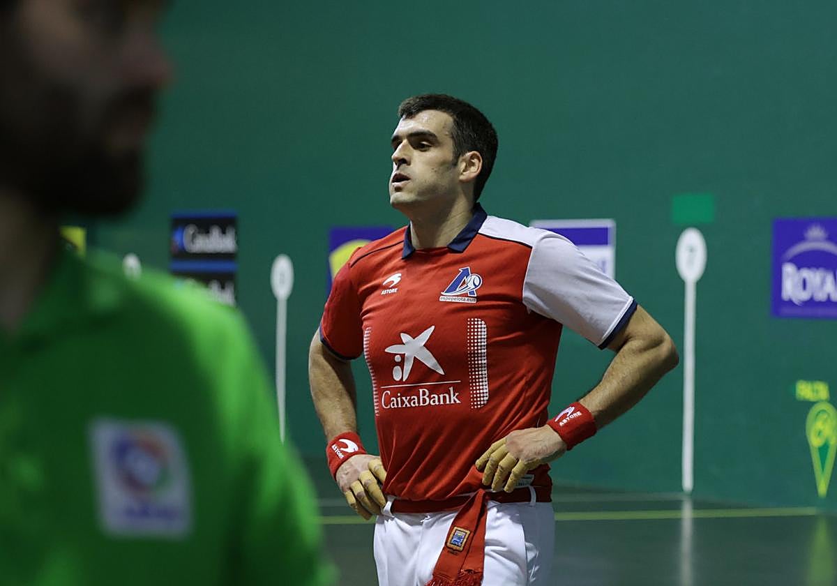 Joseba Ezkurdia trata de recuperar el aliento tras un duro intercambio de golpes este domingo en el Astelena.