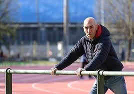 Jon Arzubialde posa junto al Miniestadio de Anoeta, donde hace las series.