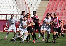 Los futbolistas del Real Unión defienden un saque de esquina en Las Gaunas.