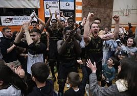 Njie y Guridi celebran con la afición y la cantera la victoria.
