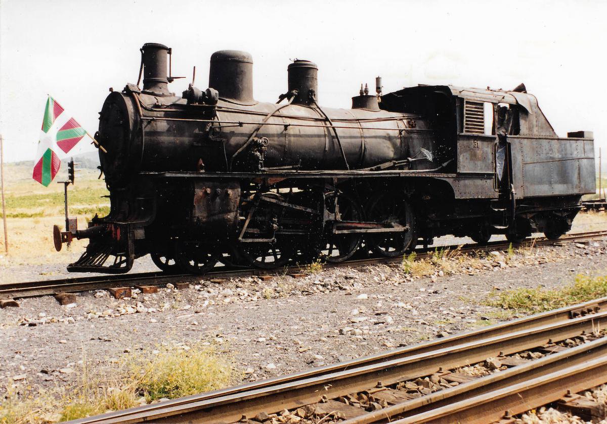 Foto de la locomotora de vapor PV-31 que circuló por el Plazaola, con la ikurriña puesta por 'Txanka' en su primer viaje..