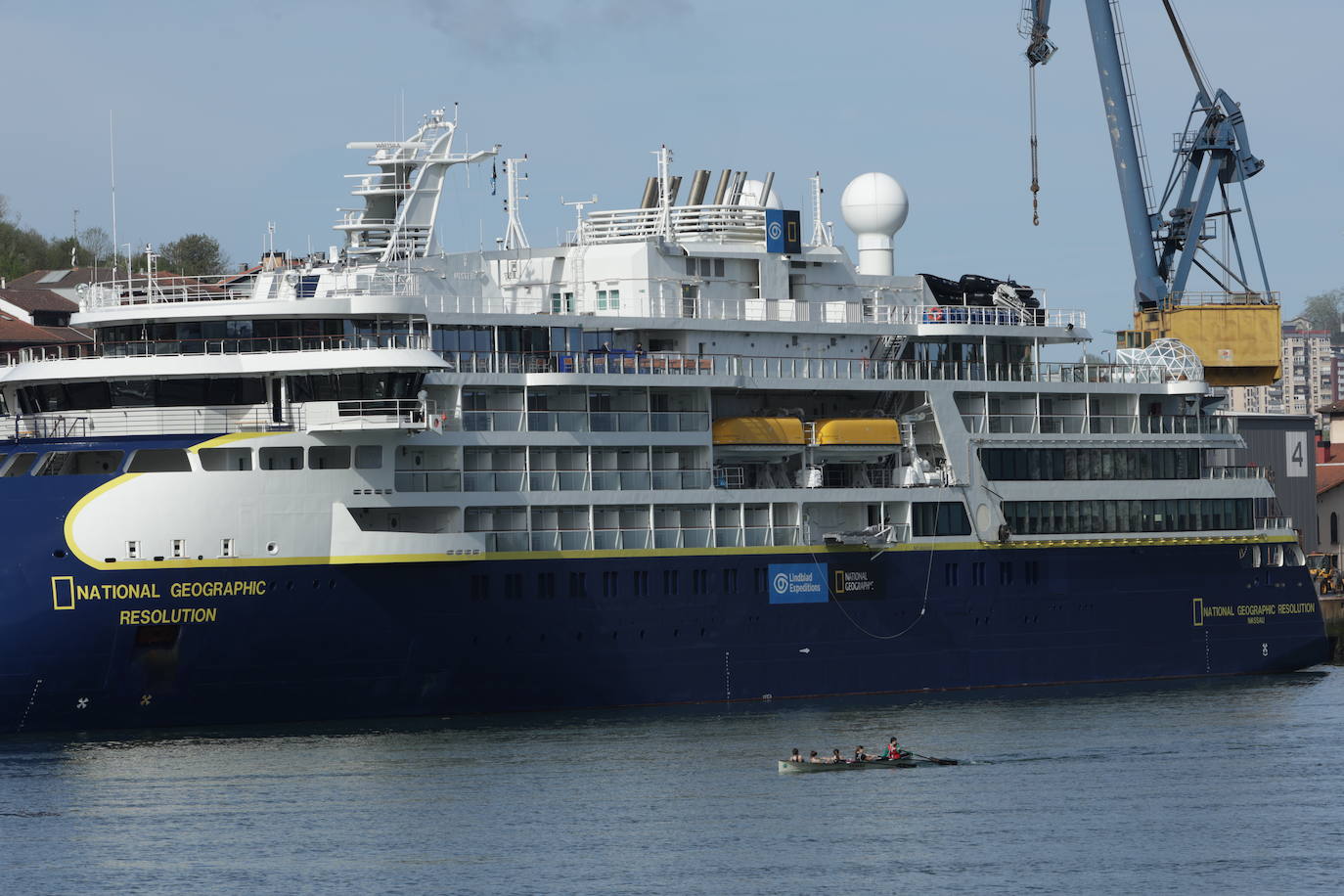 El barco, atracado en Pasaia.