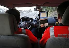 Una pareja de la Ertzaintza con un radar móvil en una carretera guipuzcoana.