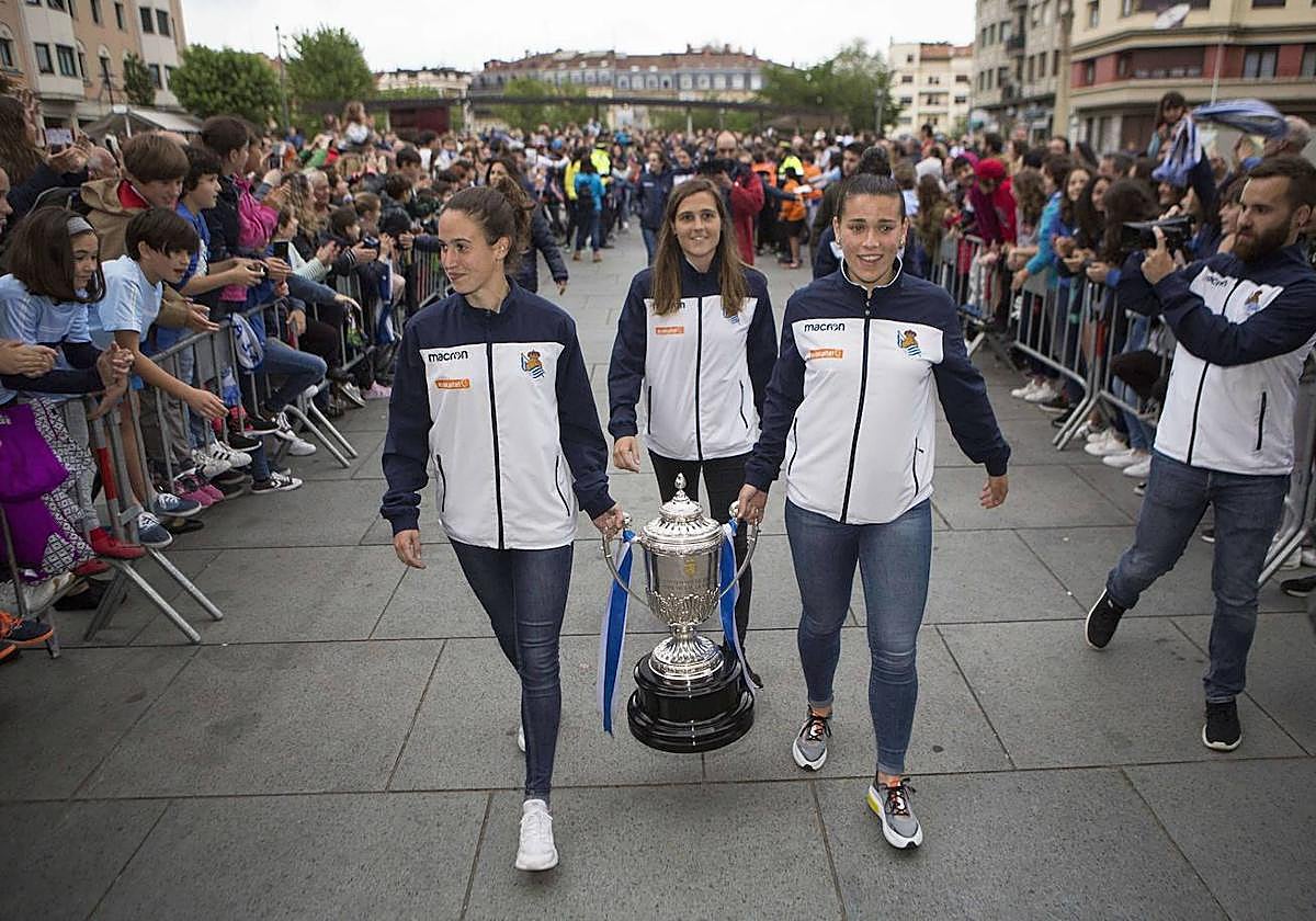 Sara Olaizola y Leire Baños trasladan la Copa lograda en Granada con la Real.