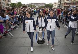 Sara Olaizola y Leire Baños trasladan la Copa lograda en Granada con la Real.