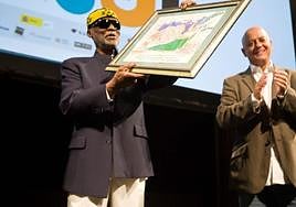 Jamal con su premio, junto al entonces alcalde Elorza, en 2008.