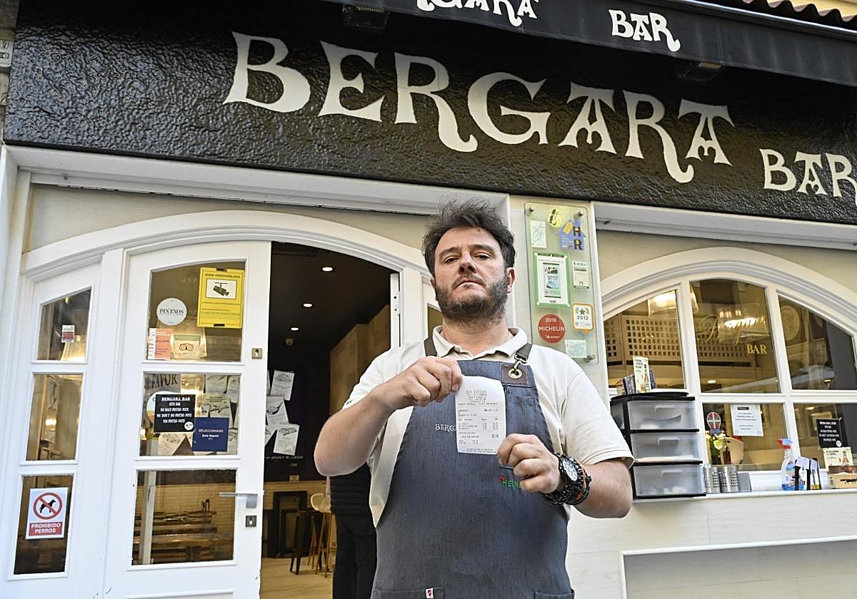 Monty Puig-Pey muestra la factura de 350 euros que no llegaron a cobrar a la clienta.