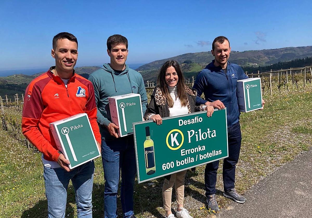 Javier Zabala, José Javier Zabaleta, Amaia Arguiñano (Bodega K-5) y Aitor Elordi, con parte del lote de txakoli.