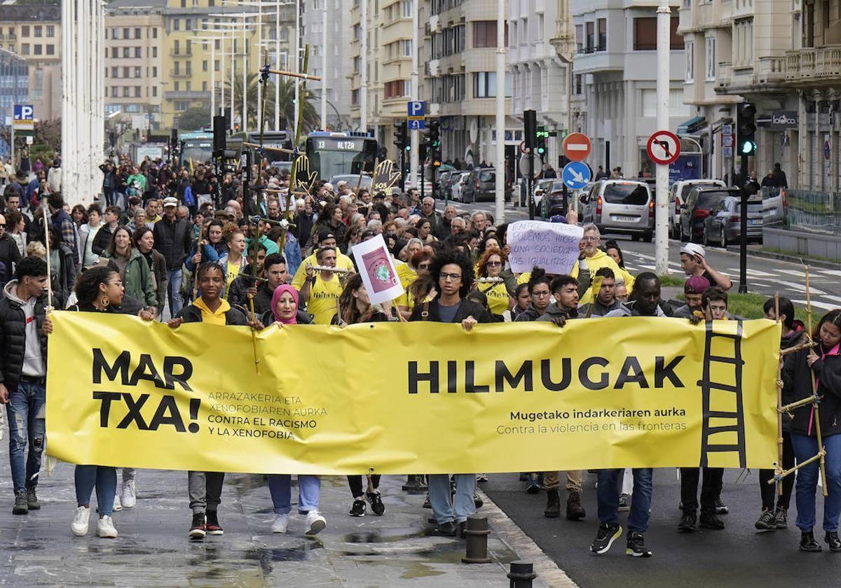Centenares de personas se manifiestan en Donostia contra el racismo y la xenofobia.