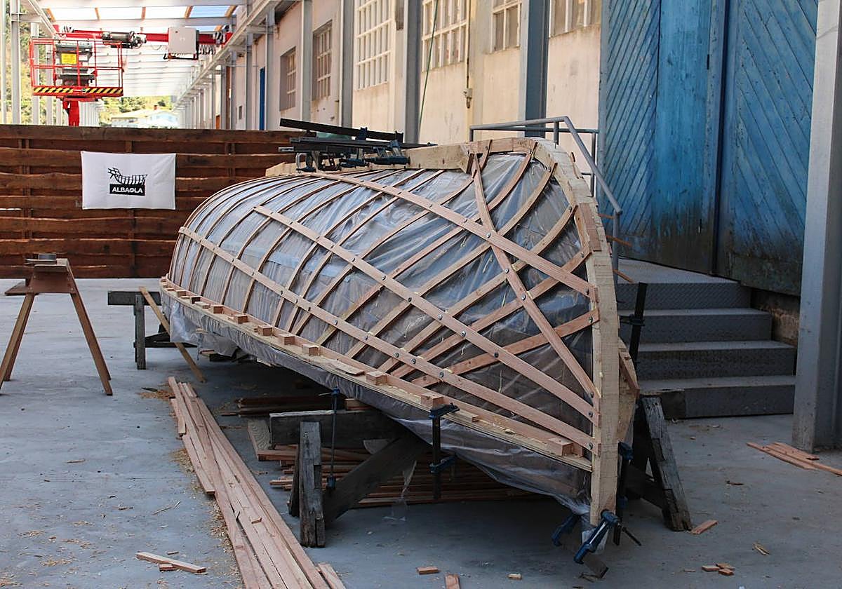 Comienza la construcción de la txalupa ballenera de chocolate en Albaola