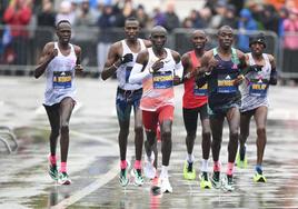 Kipchoge tira del grupo ayer en Boston.