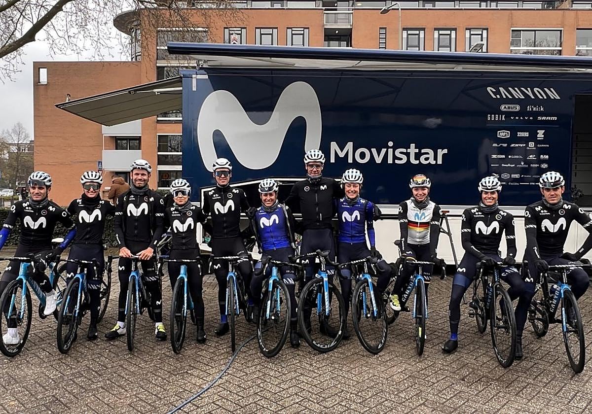 Los equipos del Movistar, en Bélgica para preprara la Flecha, con Enric Mas y Alex Aranburu a la derecha.