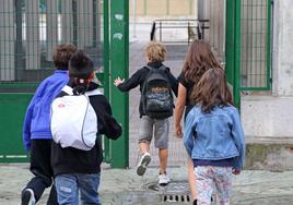 Un grupo de niños y niñas accede al patio de un centro educativo de Gipuzkoa.