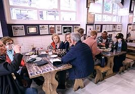Clientes en el bar Bergara de San Sebastián este martes.