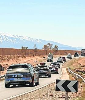 Imagen secundaria 2 - Todos los participantes y los Hyundai, espera a embarcar en Tarifa, las primeras palmeras recién plantadas en Fezzou, y parte de la caravana antes de llegar a los caminos de arena. La cierra el 100% eléctrico IONIQ 5, todo un coloso.