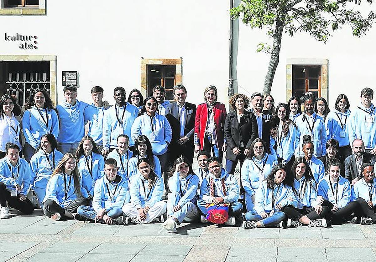 Los jóvenes de los grupos participantes en la fase final posan junto a los representantes de las instituciones, las empresas y la organización de Mondragon City Challenge.