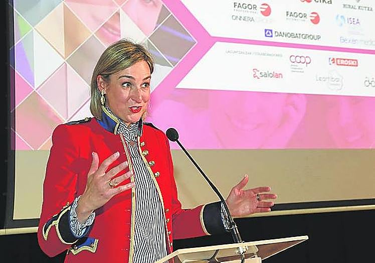 Imagen principal - La alcaldesa de Arrasate, María Ubarretxena, durante su discurso de bienvenida. Ander Etxeberria, durante la ponencia en la que expuso las bases del cooperativismo vasco. Elena Pérez, viceconsejera de Trabajo y Seguridad Social del Gobierno Vasco, durante su discurso. 