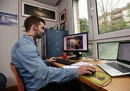 Un trabajador guipuzcoano teletrabajando en plena pandemia, en febrero de 2021.