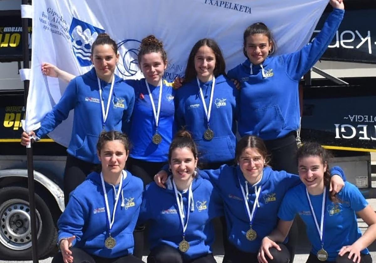 Las juveniles chicas, campeonas de Gipuzkoa y vencedoras en la liga de bateles.