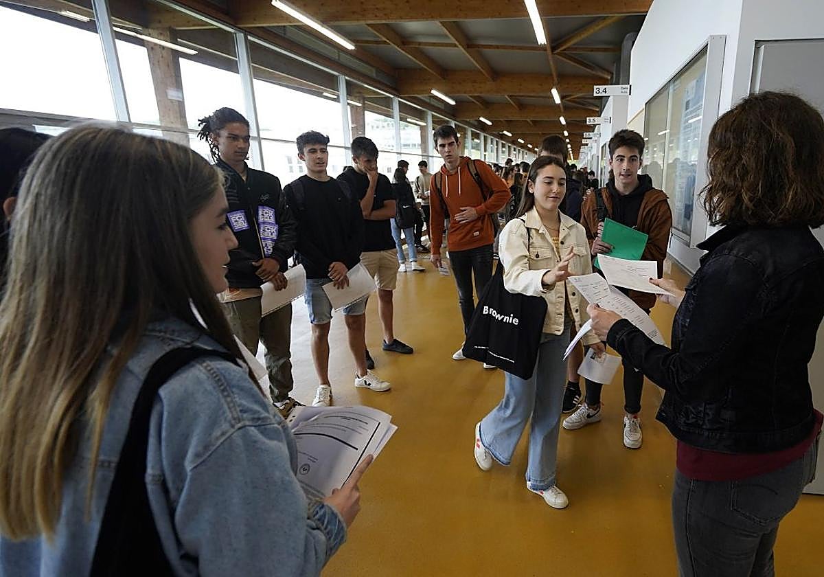 Un grupo de estudiantes, antes de entrar a las pruebas de Selectividad del año pasado.