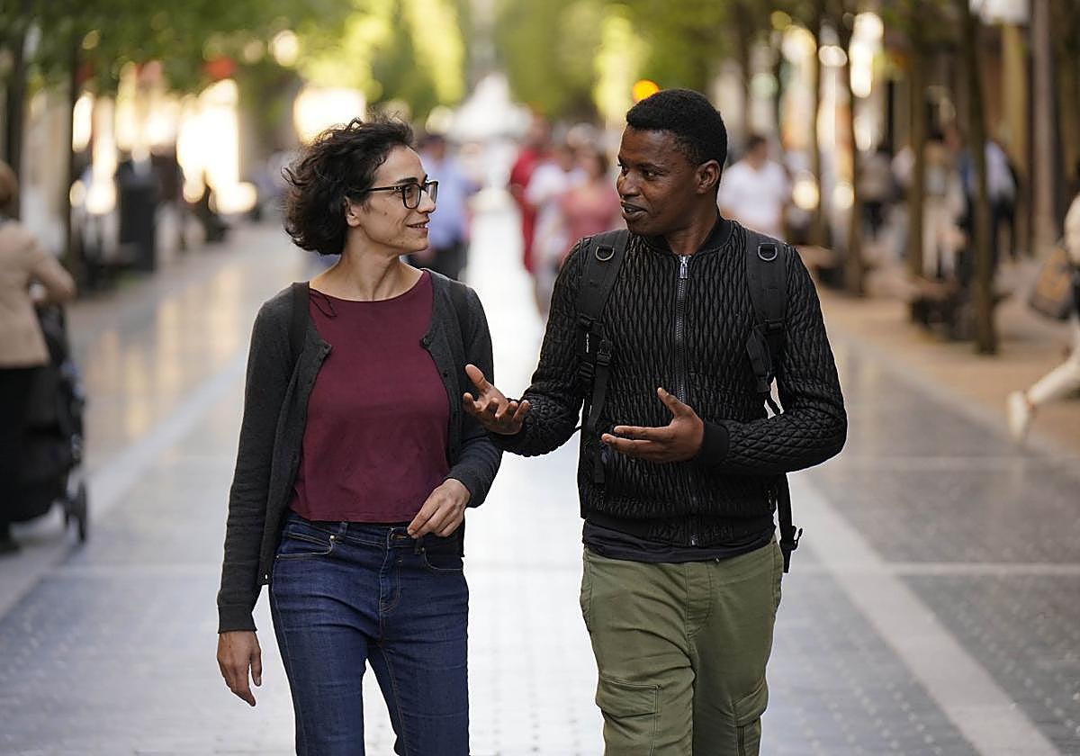 Carmen Aldavero y Modibo Konte acostumbran a pasear por el Centro de Donostia.