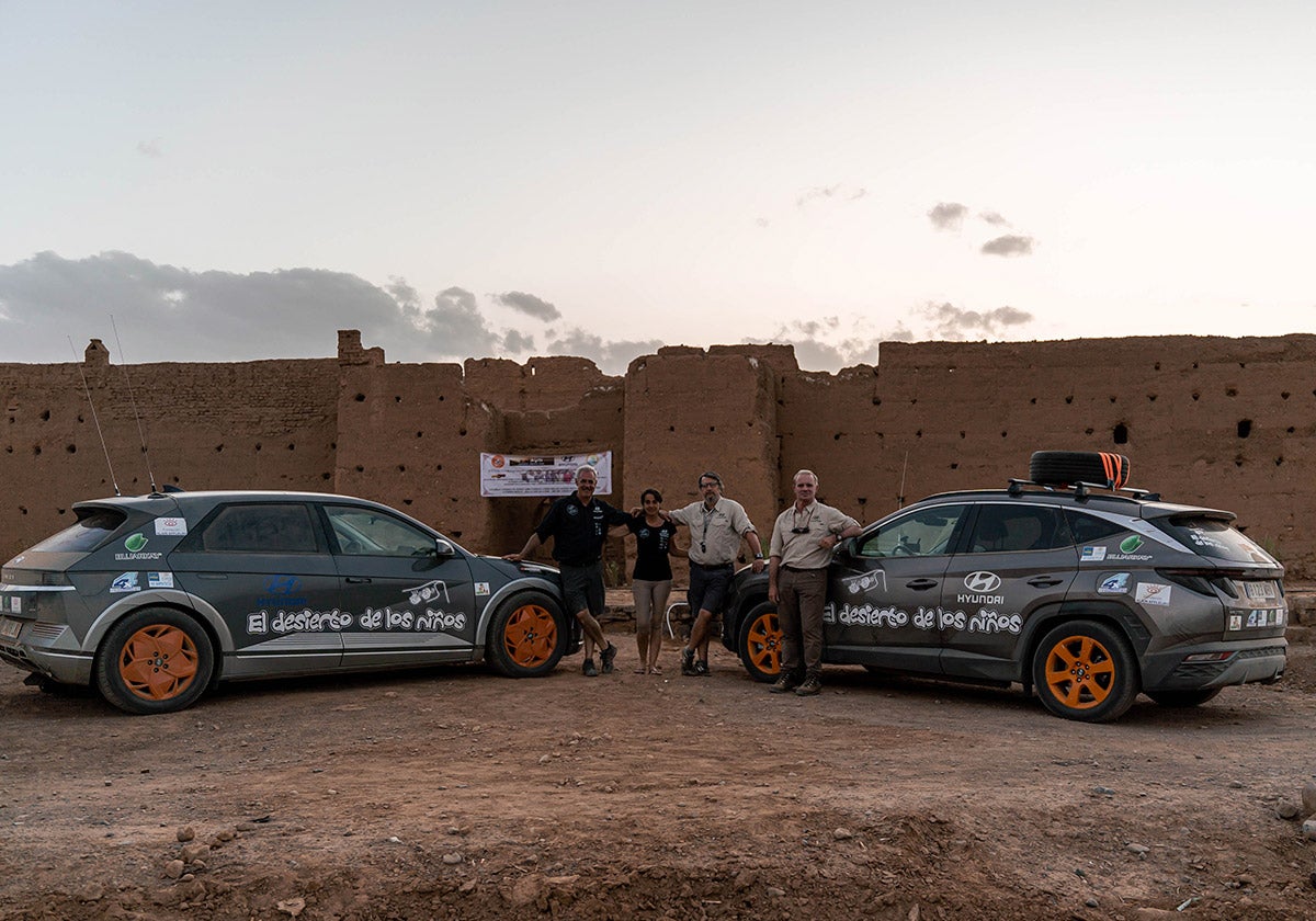 Posado con Ioniq 5 y Tucson en plantación palmeral de Fezzou