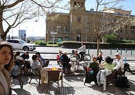 Turistas disfrutando de una terraza en San Sebastián en Semana Santa.