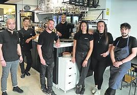 El equipo al completo del Suklab,, listo para atender a su clientela.