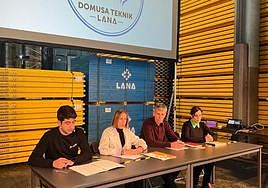 Domusa lasterketako altolatzaileak eta Lana kooperatibako arduradunak, atzo Oñatin.