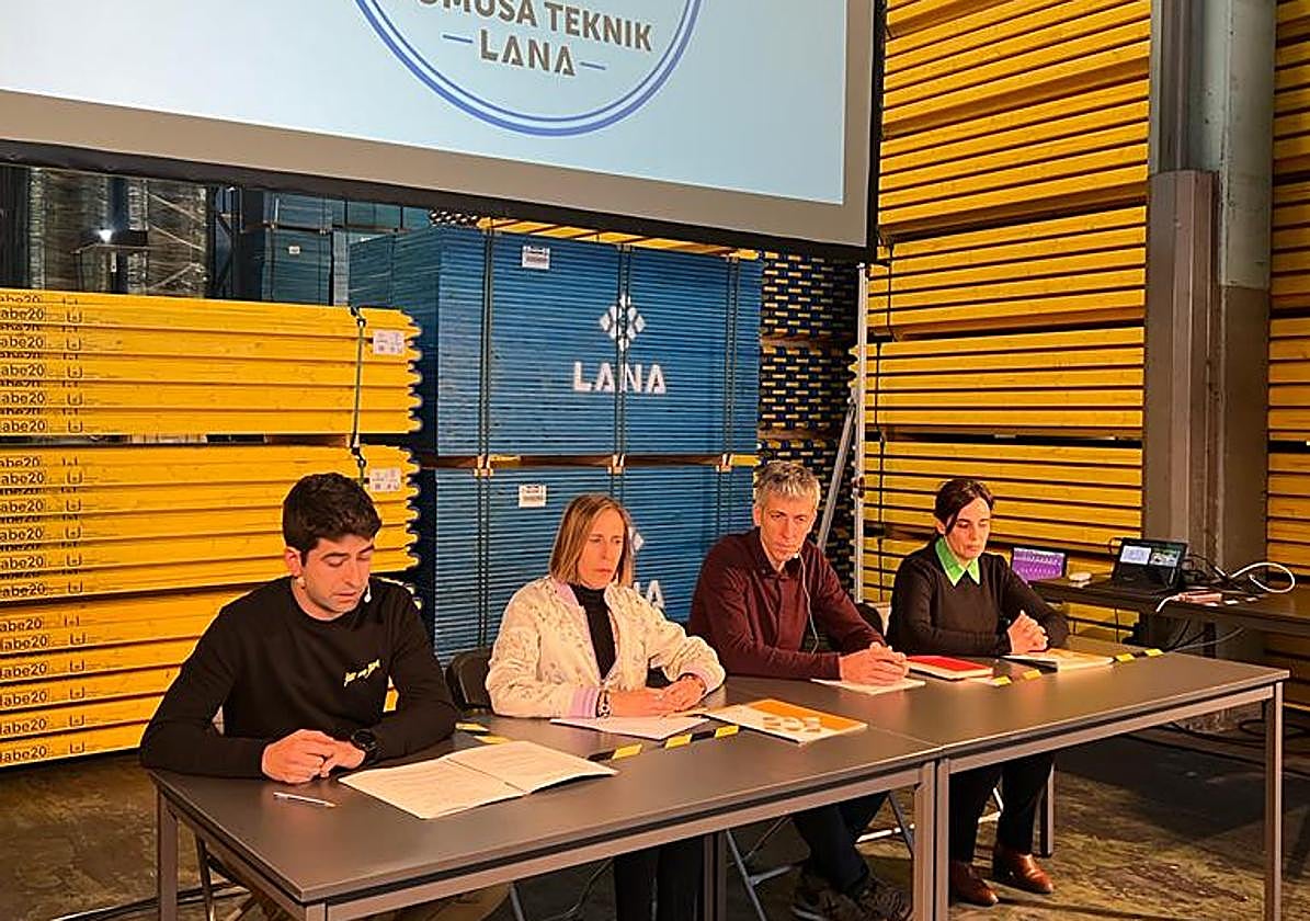 Domusa lasterketako altolatzaileak eta Lana kooperatibako arduradunak, atzo Oñatin.