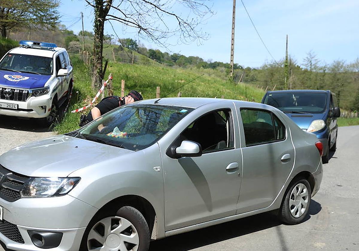 La Ertzaintza registra la entrada de uno de los vehículos a la zona en la que se han encontrado los cuerpos.