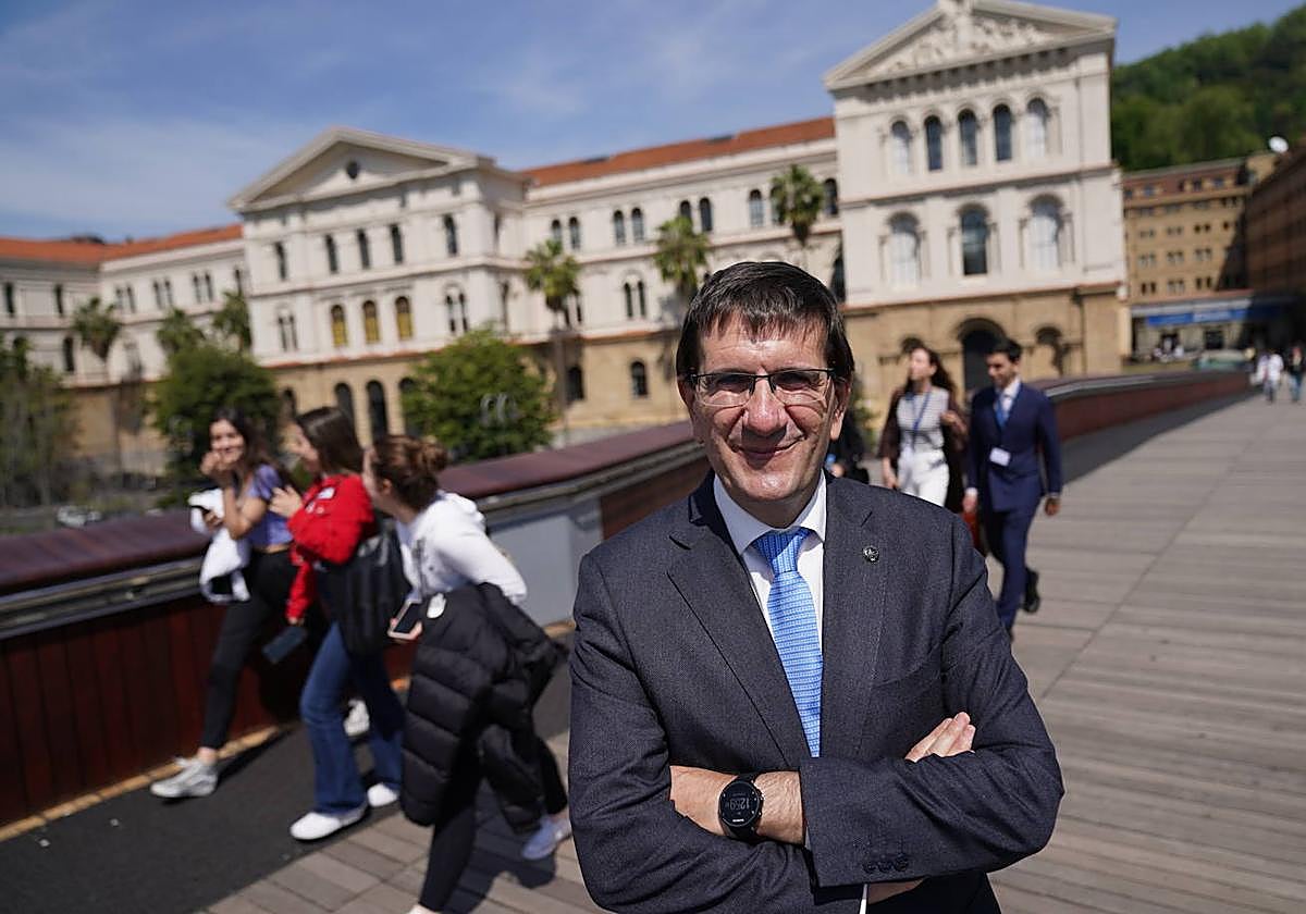 Juan José Etxeberria posa ayer ante el edificio central de la Universidad de Deusto, en Bilbao.