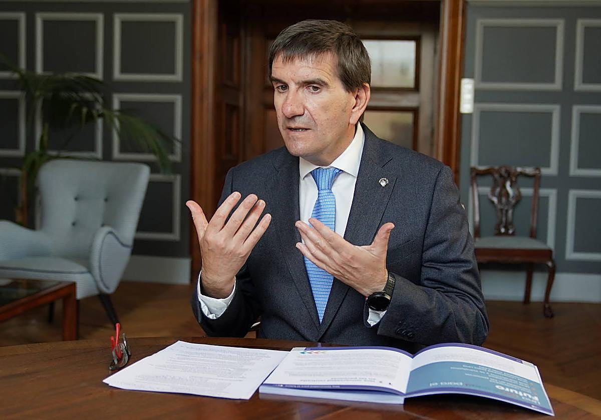 Juan José Etxeberria en su despacho.