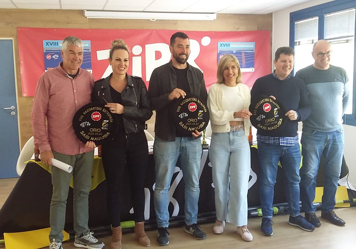 El presidente de Orio AE, Iosu Esnaola, y la alcaldesa de Orio, Anuska Esnal, junto a patrocinadores y organizadores de la Regata Internacional.