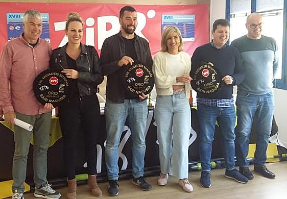 El presidente de Orio AE, Iosu Esnaola, y la alcaldesa de Orio, Anuska Esnal, junto a patrocinadores y organizadores de la Regata Internacional.