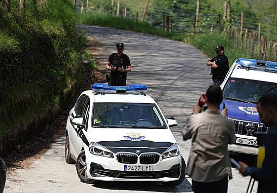La Ertzaintza mantiene acordonada la carretera que da acceso al caserío donde han ocurrido los hechos