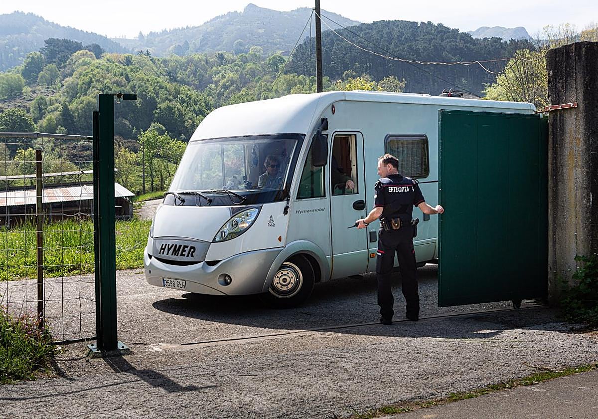 Un agente de la Ertzaintza custodia la entrada al parking de caravanas. .