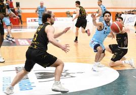 Hevia y Wintering, en el partido de ida entre el Juaristi Iraurgi y el Palencia de la LEB Oro disputado en diciembre en el polideportivo de Azpeitia.